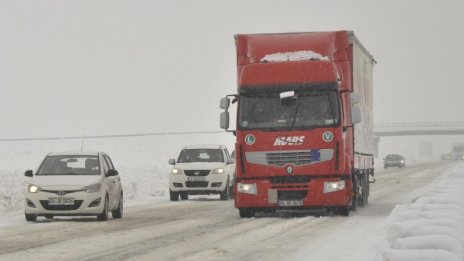 Гърция спря камионите на границата ни заради снеговалежа