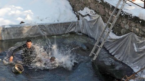 Ритуалът "Къпанки": Зетьове в ледени води
