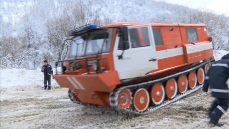 Спасиха болен в затрупано от снежни преспи село