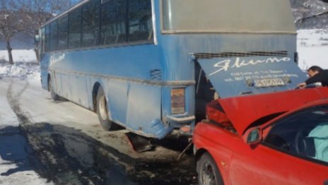 Автобус с над 20 работници катастрофира край Сопот 