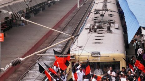 Поне 27 загинаха пли дерайлиране на пътнически влак в Индия