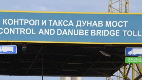 Тапи от над 10 км при двата моста на Дунав