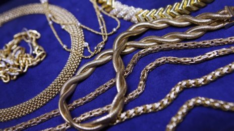 Терористи събират бижута – финансират дейността си