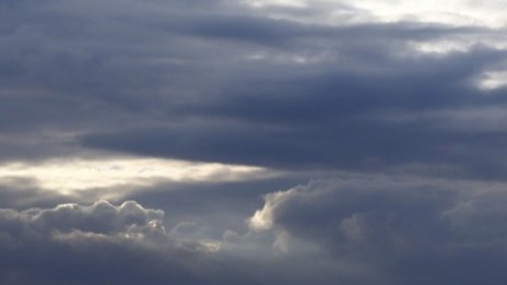 Облачно ще е днес, с намалена видимост в низините