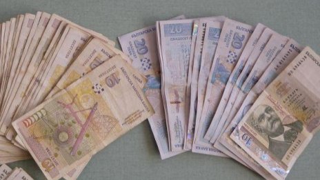 Пенсионерка остави към 20 бона под дърво за "комисар Попов"