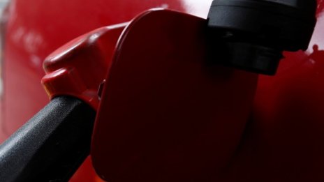 Родни абсурди: Тръгваш с автобус, зареждаш му горивото!