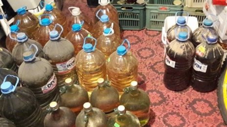Митничари влязоха в дом, намериха 361 л нелегална ракия
