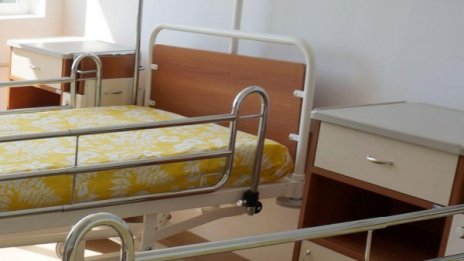 25-годишен размаха нож в болницата в Ямбол, ром псува... 