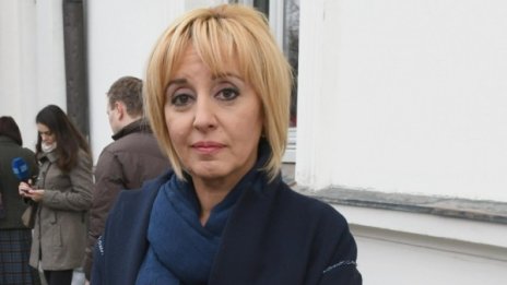 Манолова недоволна: Депутатите заметоха референдумa!