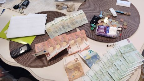 Боксове, пари, мобилки... Разбиха престъпна група с ало измамници СНИМКИ