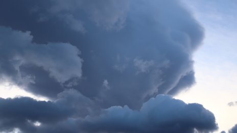 Облачно ще е утре със слаби валежи от дъжд и сняг