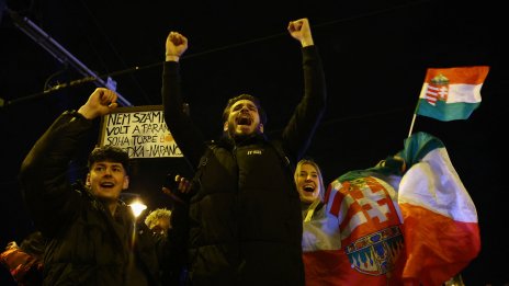 Викове "Руснаци, прибирайте се" отекват по улиците на Унгария след победата на Мадяр ВИДЕО