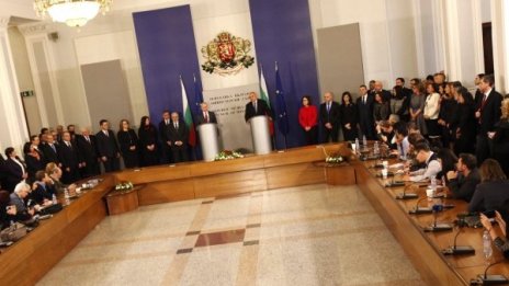 Рапорт даден, рапорт - приет! Служебните министри по местата си 