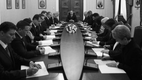 Туит от Радев: Снимка - строени, министрите подписват декларации