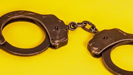 Дилъри, пипнати с 65 кг дрога, остават в затвора