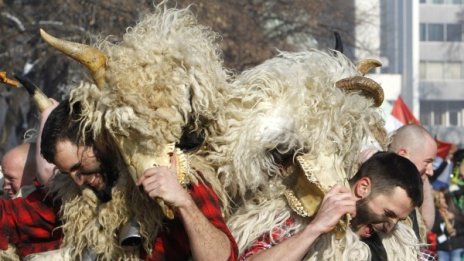 Шарено, шумно, цветно: "Сурва" по улиците на Перник