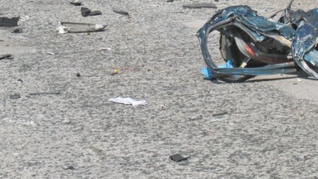 Газ, удар в стълб... Шофьор - с опасност за живота