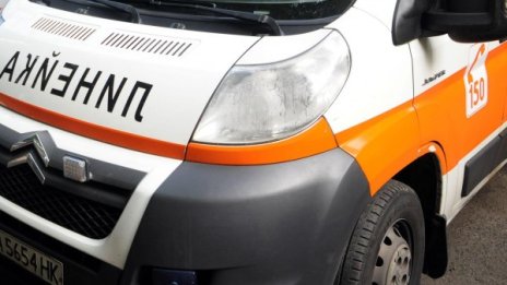 Мъж бере душа след падане на заледен тротоар