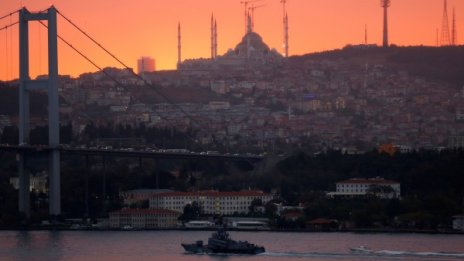 Криза в Истанбул: Мъж държи заложници в болница