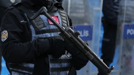 Драмата в Истанбул: Похитителят заплашва със самоубийство