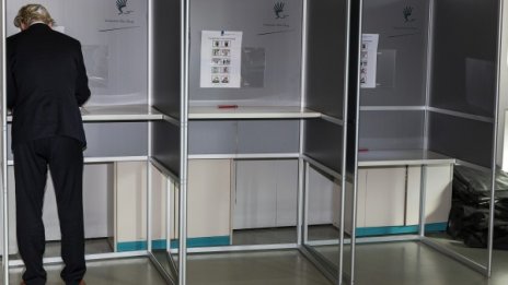 Машинно гласуване ли? Холандия бори хакери с ръчно броене