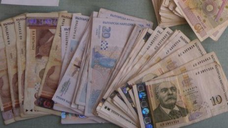 Баби от Благоевградско оставиха пликове с пари до кофи за смет