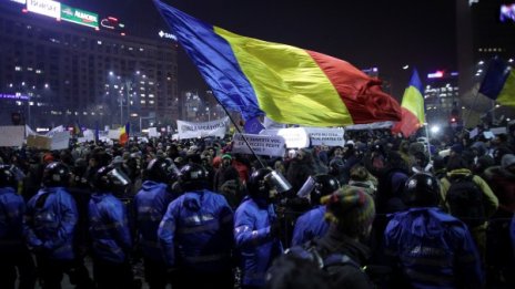 Румънски министър подаде оставка: Как да погледна детето си?