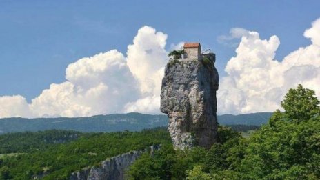 Красиви сгради върху скали 