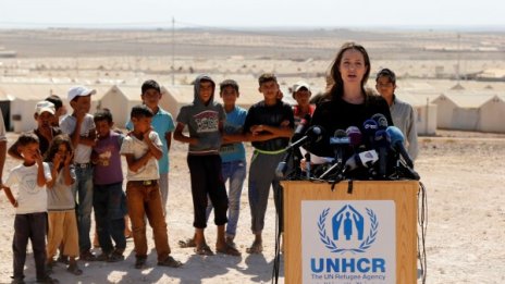 Игра с огъня: Анджелина зове за състрадателност от САЩ