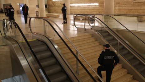 Френската полиция щурмува сграда в центъра на Париж