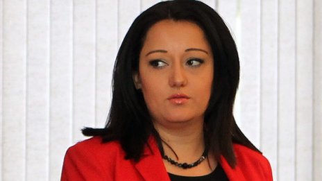 Павлова сметна: Поне 700 млн. годишно за ремонт на пътища