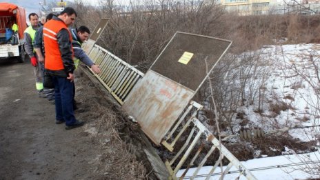 Обезопасиха моста в Шумен, махнаха парапета