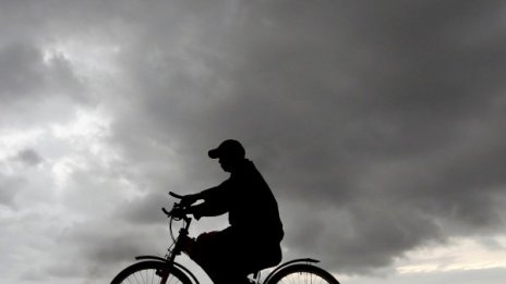 И в петък с облаци и дъжд, температурите падат