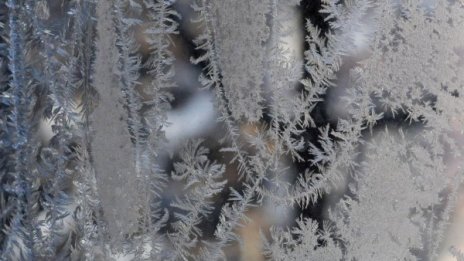 Облаци и слаб сняг днес, облечете се топло