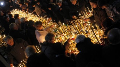 Огнен кръст огря храм в Благоевград на Свети Харалампий