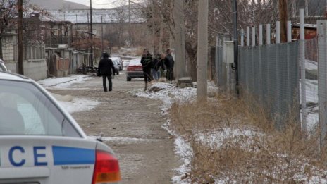 В Царево посред нощ: Мъж пийна и наряза гумите на 9 коли