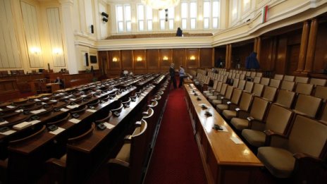 На наши разноски депутати при... лемурите в Мадагаскар, пингвините в Антарктида