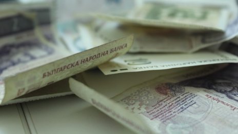 Шабла: Баба метна 5 бона през балкона за ало апаши
