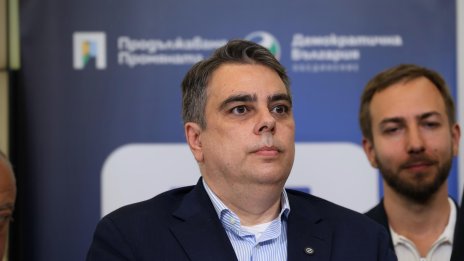 Василев: В България: наказват работещите с фалшиви дела