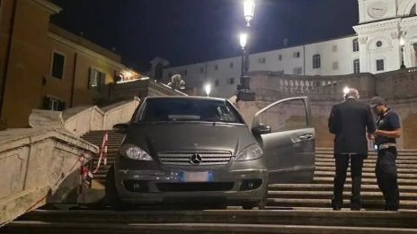 Мъж подкара колата си по Испанските стълби в Рим, объркал пътя ВИДЕО