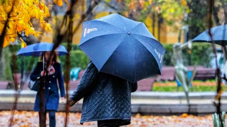 Времето днес: На много места дъжд, в планините - сняг