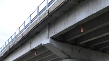 Бетон се откърти от мост, стовари се върху кола