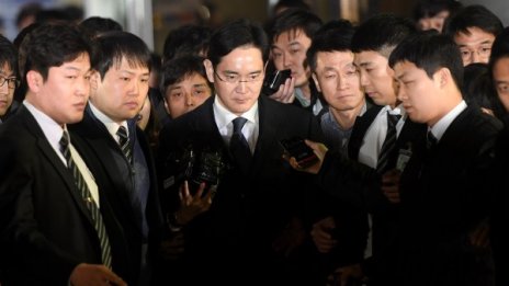 Лидерът на Samsung се озова зад решетките