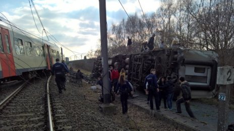 Влак дерайлира в Белгия, един човек е загинал