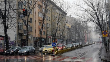 Времето днес: Валежите ще спират, облаците си отиват