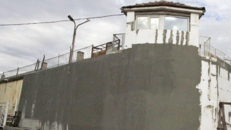 Жесток убиец, закопчан в белезници, избяга от затвора