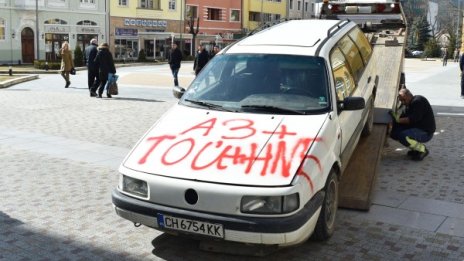 Саможертва за единство: Мъж плаши да се самоубие с резачка