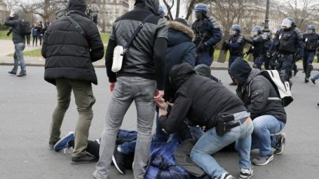 Сблъсъци с полицията при протест в Париж срещу полицейското насилие
