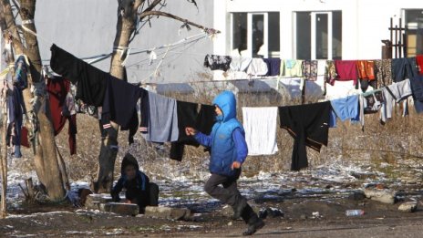 143 деца бежанци учат в наши училища. 1000 са навън