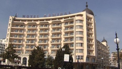 В хотела със засмуканото дете – липсва спасител, липсват табели...